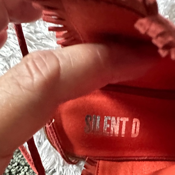 Elegant Fringed Red Sandals - Picture 3 of 6